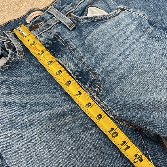 WOMENS LEVI’S HIGH WAISTED MOM JEAN IN A MEDIUM BLUE WASH DENIM 80’s VIBE… - Picture 8 of 11